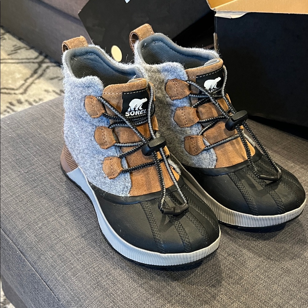 Sorel Kids' Black and Tan Boots Excellent Condition! Sz 5